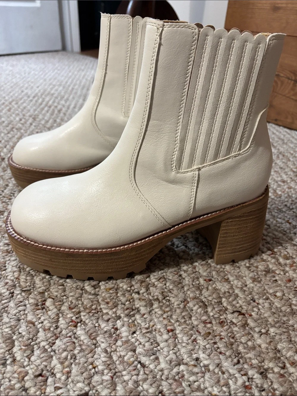 Oasis Society sz 8.5 Aubrey off-white platform panel boots